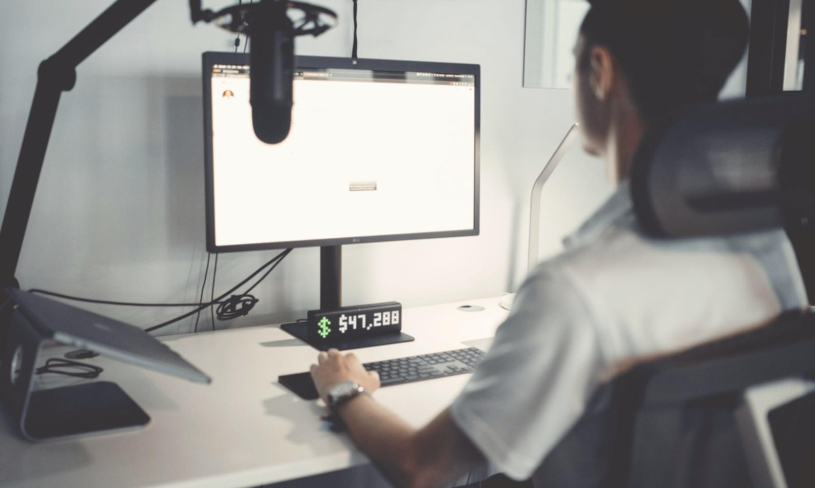 Persona trabajando con documentos financieros y calculadora en entorno profesional