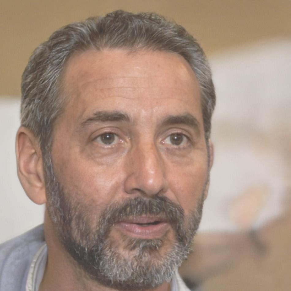 Retrato profesional de graduado del programa financiero avanzado