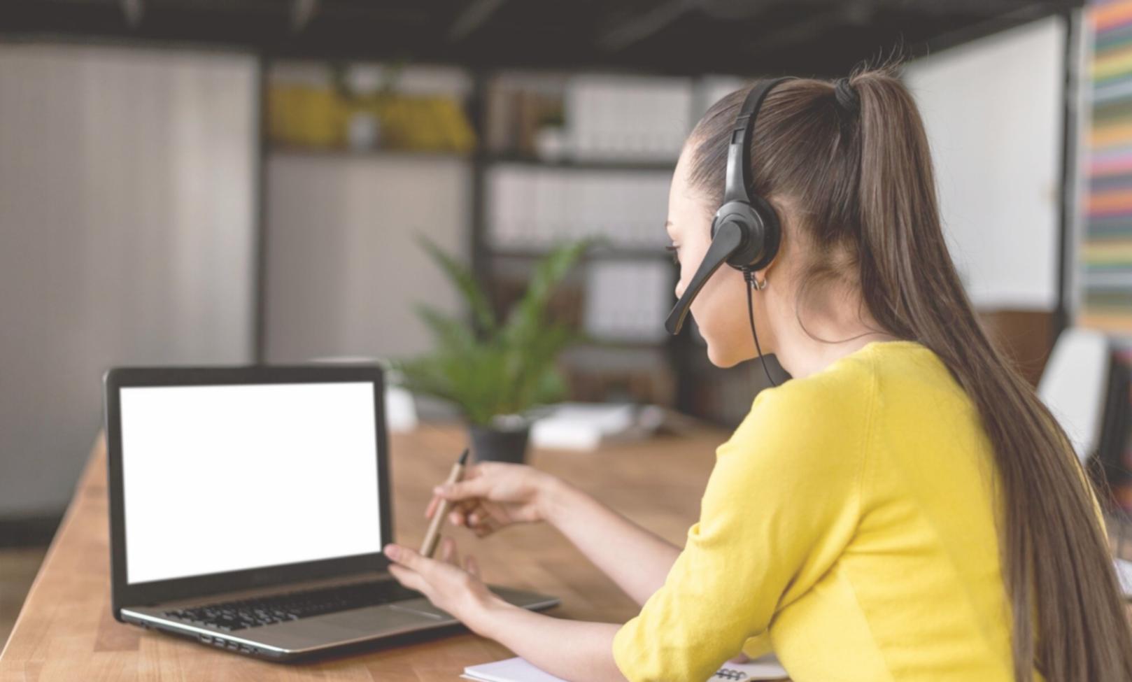 Persona trabajando en su estrategia de ahorro mensual