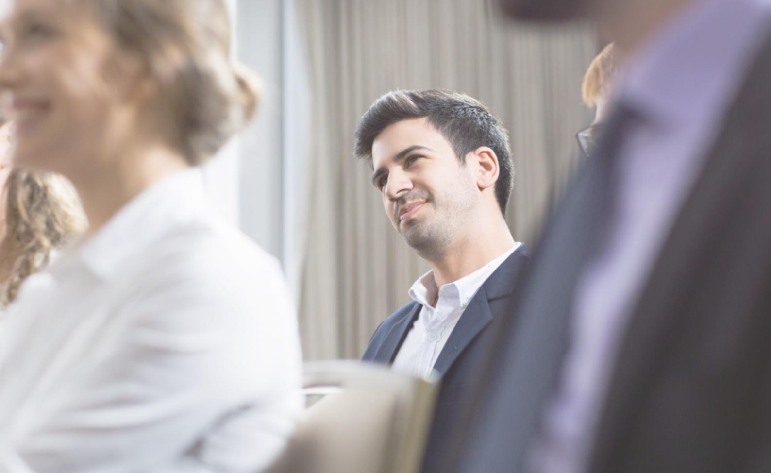 Espacio de aprendizaje financiero con materiales educativos