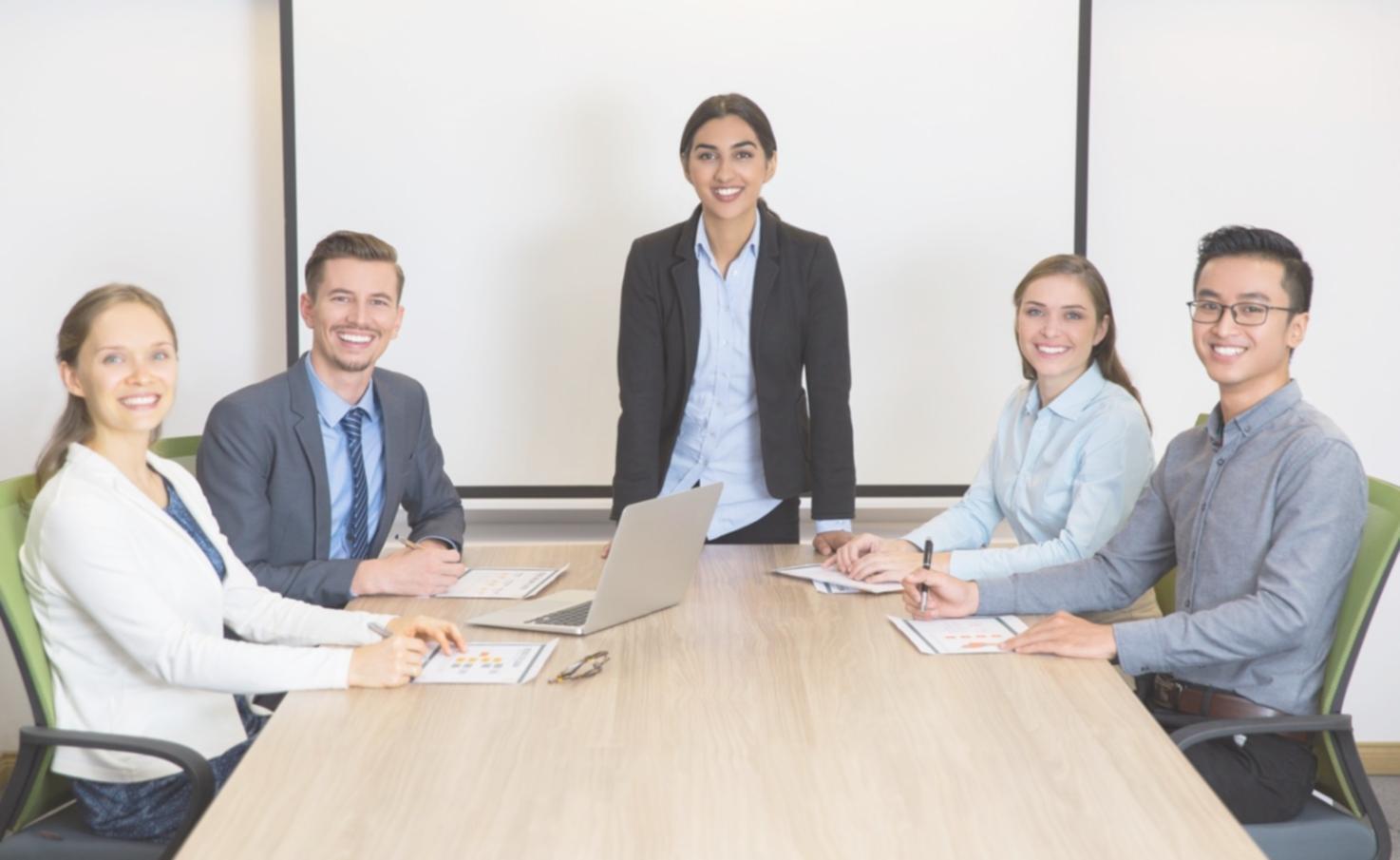 Estudiante revisando materiales de finanzas personales